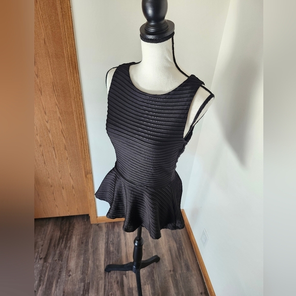 Bisou Bisou Black Textured Peplum Sleeveless Shirt - Picture 2 of 4